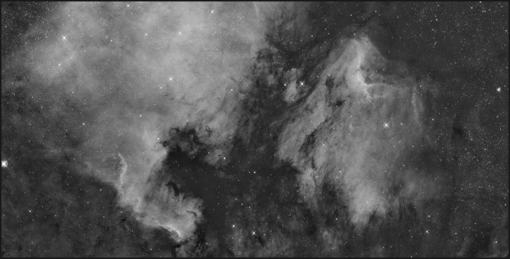 NGC 7000 plus IC 5070. Zdjęcie tworzą cztery mozaiki. Czasy ekspozycji jednej mozaiki: Ha-12x900s