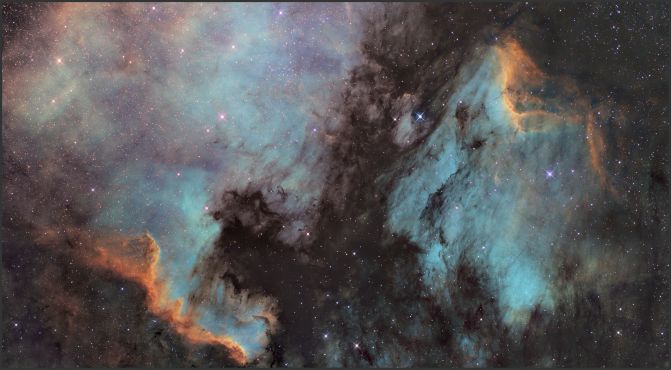 NGC 7000 i IC 5070. Zdjęcie tworzą cztery mozaiki. Czasy ekspozycji jednej mozaiki: Ha-12x900s bin1,OIII-10x600s bin2, SII-10x600s bin2